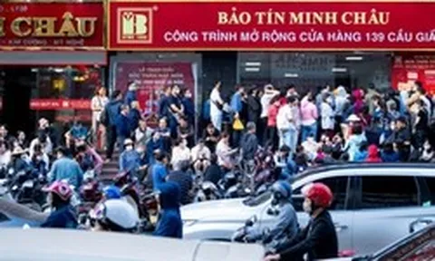 Cảnh lạ sáng sớm ở Hà Nội: Xếp hàng kín cầu thang mua vàng khi giá hạ, lo việc cưới xin cho con trai nên cố gắng chen chân