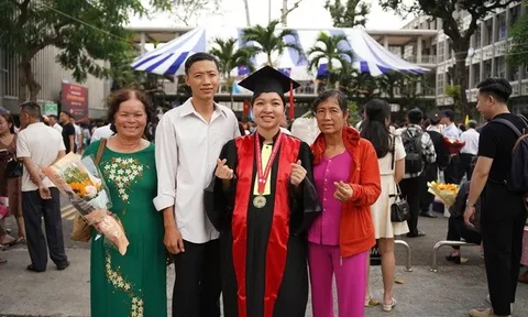 Nữ bác sĩ bầu đôi hơn 8 tháng vượt 250km nhận bằng: “3 mẹ con cùng tốt nghiệp” gây xúc động