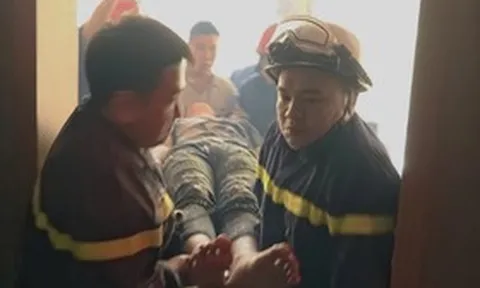 Công an PCCC Hà Nội kịp thời giải cứu nam thanh niên mắc kẹt trong thang máy