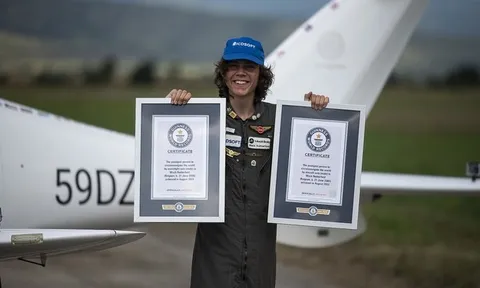 Phi công 16 tuổi lập kỷ lục một mình bay vòng quanh thế giới, điểm dừng tại Đà Nẵng gây bất ngờ