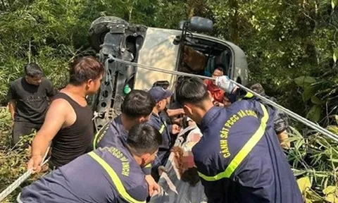 Xe khách chở đoàn nhân viên ngân hàng bất ngờ lao xuống vực ở Tam Đảo