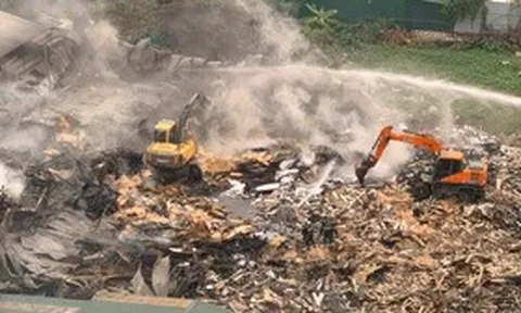 Hà Nội: Hiện trường tan hoang sau vụ cháy kho xưởng