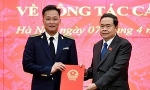 Chủ tịch Quốc hội trao Nghị quyết của Quốc hội cho Tổng Kiểm toán Nhà nước