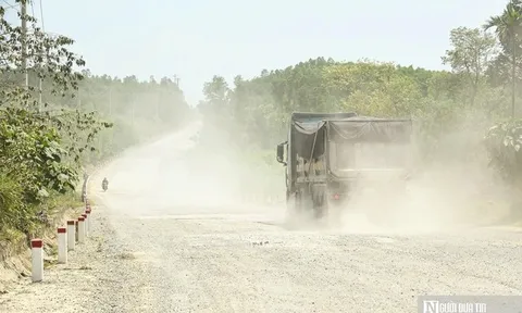 Dân khổ sở vì đường hư hỏng, bụi phủ trắng xóa như sương mù