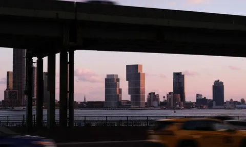 Những khối hộp xếp chồng lên nhau ven bờ sông ở New York