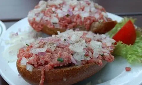 Vì sao thịt lợn sống - món ăn "kinh dị" vẫn khiến nhiều người muốn trải nghiệm?