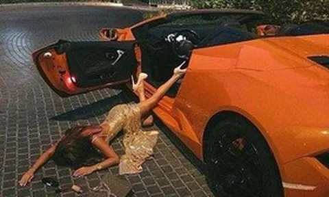 “Ngã xe khoe đồ”: Trào lưu phô trương gây tranh cãi