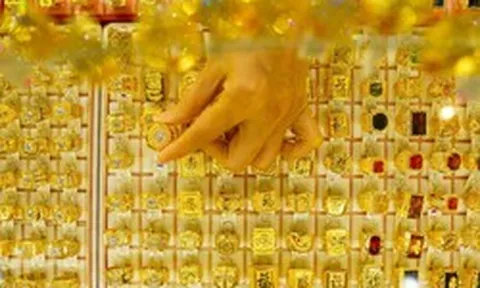 Tối 28/4, giá vàng giảm mạnh