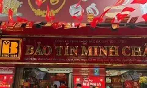 Giá lao dốc mạnh, người giữ vàng 'đứng ngồi không yên'