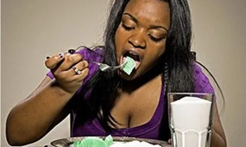 Nghiện món ăn gây "lạnh sống lưng", cô gái khiến hàng triệu người kinh ngạc