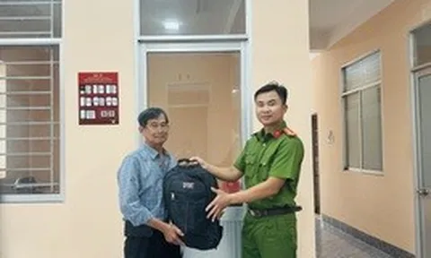 Phát hiện balo chứa nhiều vàng gồm dây chuyền, lắc tay, nhẫn... và tiền mặt: Công an mời người đàn ông SN 1962 lên làm việc