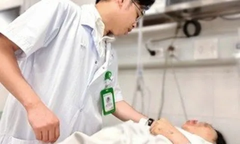 Thông tin từ bệnh viện về sức khỏe người phụ nữ sau khi được gần 20 người nâng xe buýt cứu