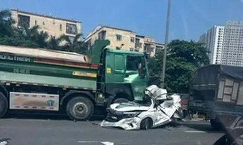Tai nạn liên hoàn ở đầu cầu Thăng Long, 3 người mắc kẹt trong ô tô con bị vò nát