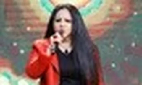 Nữ ca sĩ phải cầm bằng khen đi xin tiền nhà tài trợ: Làm 4 show cháy vé ở Đà Nẵng