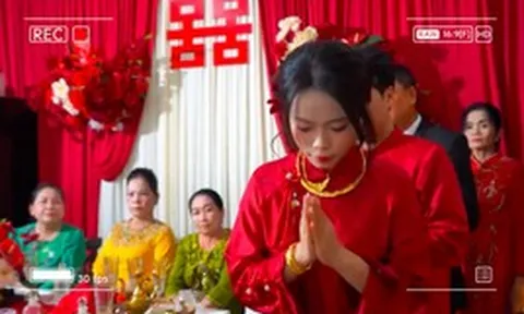 Clip cô dâu quá hồi hộp vái nhầm quay phim đám cưới khiến dân mạng cười bò