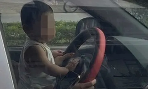 Để trẻ em ngồi trước vô lăng khi lái xe: Nữ tài xế Hà Nội tường trình gì?