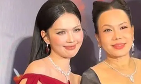 Việt Hương rơi vào tình huống khó hiểu, sượng trân giữa thảm đỏ sự kiện