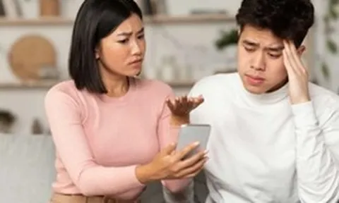 Bắt gặp chồng nhắn tin với người phụ nữ lúc 2 giờ sáng,  tôi đã làm điều mình chưa từng nghĩ tới