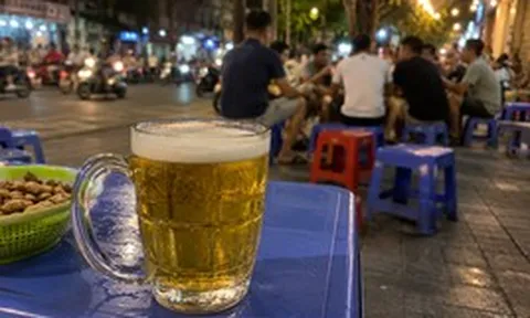 Quán bia nổi tiếng ở phố cổ bị phạt 50 triệu đồng vì dùng giấy chứng nhận an toàn thực phẩm hết hạn