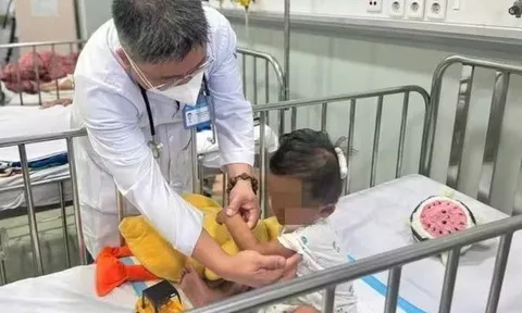 Vụ bé trai 2 tuổi ở Tp.HCM bị mẹ đẻ, cha dượng bạo hành: Người thân từ chối chăm sóc