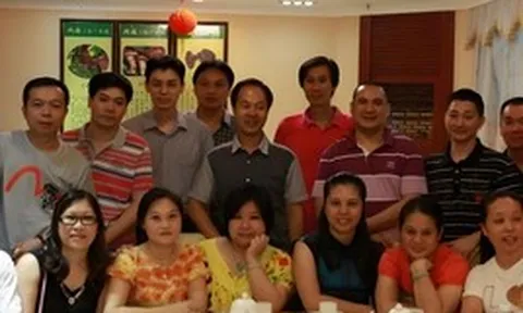 Họp lớp hết 190 triệu, cậu bạn nghèo ngày xưa đứng ra trả tiền nhưng bị khịa: Khi phục vụ quay lại nói 1 câu, tất cả liền "xanh mặt"