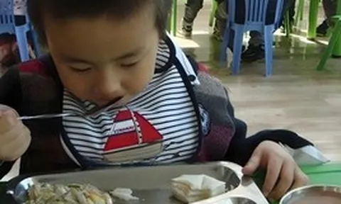 Nhìn cách ăn biết ngay tiền đồ: 3 thói quen trên bàn ăn cho thấy trẻ có EQ thấp, lớn lên khó thành công