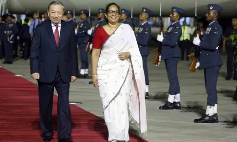 Thủ tướng Sri Lanka đón Tổng Bí thư, Chủ tịch nước Tô Lâm tại sân bay