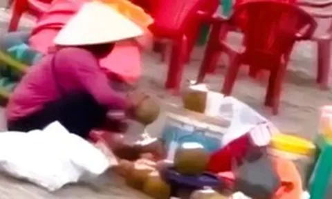 Người phụ nữ gom nước dừa thừa gây hiểu lầm ở khu du lịch