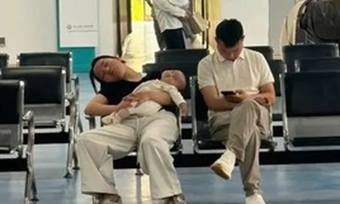 Bức ảnh ở hành lang bệnh viện đang viral: Bạn có chọn đúng bố cho con hay không? Cứ nhìn những lần con cái đau ốm thì sẽ rõ!