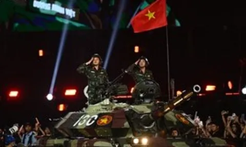 Chỉ concert Việt Nam mới có: Xe tăng tiến thẳng lên sân khấu, cả chục nghìn người cùng chào hiệu lệnh