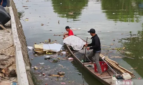 VIDEO: Người đàn ông ném hàng loạt vỏ chai bia xuống sông ở Huế gây bức xúc dư luận