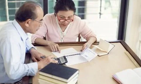Tiết kiệm lương hưu 5 năm mới đủ tiền đưa vợ đi du lịch, đúng lúc này con trai lại quỳ xuống cầu xin bố mẹ đừng đi