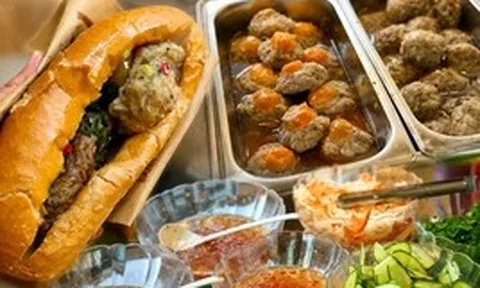 Đi ăn thử bánh mì xíu mại trứng muối đang gây sốt: Có gì đặc sắc mà khách phải ăn liền 2 ổ mới chịu rời quán?