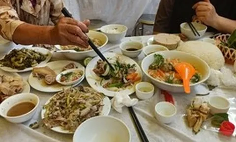 Đi ăn cỗ cưới chung với thông gia mà tôi phát xấu hổ, không hiểu sao bà ấy hồn nhiên được như vậy
