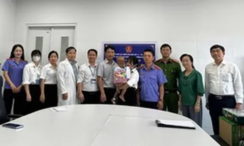 Trao giấy khai sinh cho bé trai 2 tuổi bị mẹ và cha dượng bạo hành ở TP.HCM