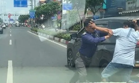 TP.HCM: Hai người đàn ông bất ngờ dừng ô tô, đánh nhau giữa đường