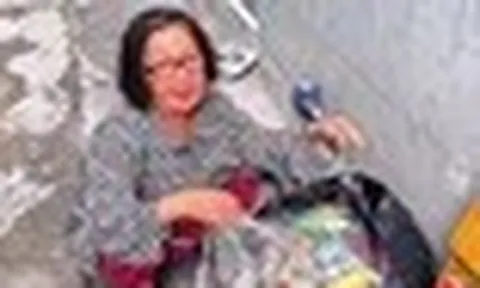 Nữ nghệ sĩ phải đi lượm ve chai: "Tôi đi lang thang, ai thuê gì làm đó"