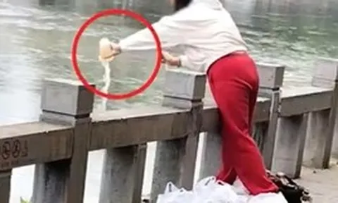 Phát hiện một người phụ nữ đổ hàng chục cốc trà sữa mới nguyên xuống sông để “phóng sinh”
