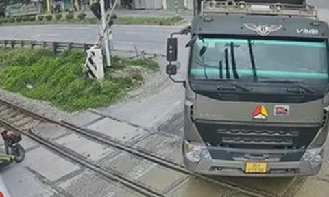 VIDEO: Thót tim cảnh xe tải tông gác chắn, cố vượt qua đường sắt ngay trước "mũi" tàu hỏa