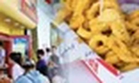 Chuyện lạ Hồ Tây: Quán khoai giá chát vẫn khiến khách cam tâm xếp hàng 2 tiếng đồng hồ, ngày bán 200 đơn