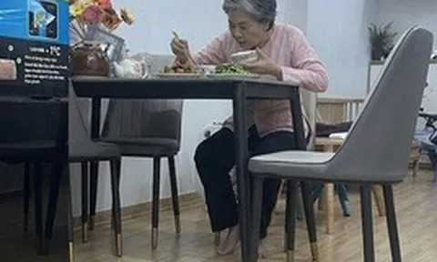 Chồng vừa quay đi, mẹ chồng liền cầm đũa bới tung đĩa thức ăn và cuối cùng tôi đã biết được lý do