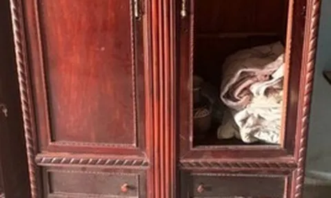 Trở về sau 2 tháng nhập viện, mẹ chồng bảo tôi mở tủ lấy cho bà tập hồ sơ rồi rút ra một thứ, tay run rẩy đưa cho tôi