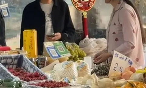1 mẹ bỉm ở nhà trông con muốn mua quả sầu riêng, bị chồng mắng giữa chợ: “Suốt ngày chỉ biết ăn"