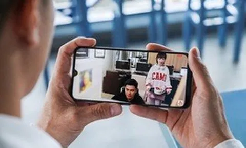 Tôi phát điên với chồng, cả ngày cầm điện thoại làm cái chuyện mà tôi không nghĩ một người đàn ông 54 tuổi sẽ làm