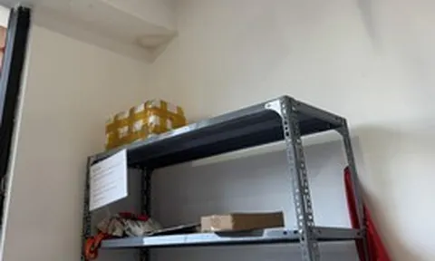 Thấy bố chồng lén lút bê thùng đồ cũ cho em chồng mang về quê, tôi tò mò mở ra xem để rồi chết lặng khi thấy thứ bên trong