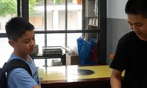 Thiếu 7.000 đồng tiền ăn, cậu bé lớp 4 làm một việc khiến chủ quán nghẹn lời