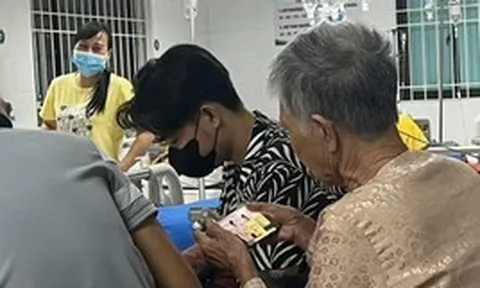 Bà “quậy tung phòng bệnh”, cách giải quyết của cháu trai khiến ai cũng nể