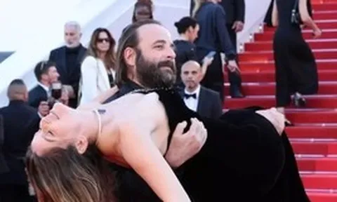 Khoảnh khắc 'điên' nhất thảm đỏ Cannes