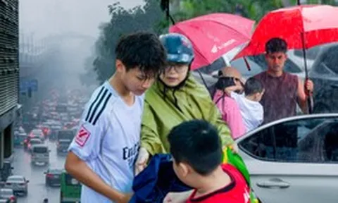 Hà Nội đang nắng gắt bỗng tối sầm, mưa như trút nước giữa trưa khiến người đi đường không kịp trở tay