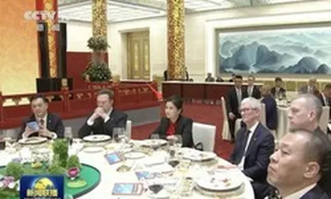 Nữ doanh nhân ngồi giữa Tim Cook và Elon Musk tại quốc yến: Từ nữ công nhân đến "bà trùm" nắm giữ yết hầu chuỗi cung ứng Apple, Tesla; sở hữu 1 nhà máy quan trọng tại Việt Nam